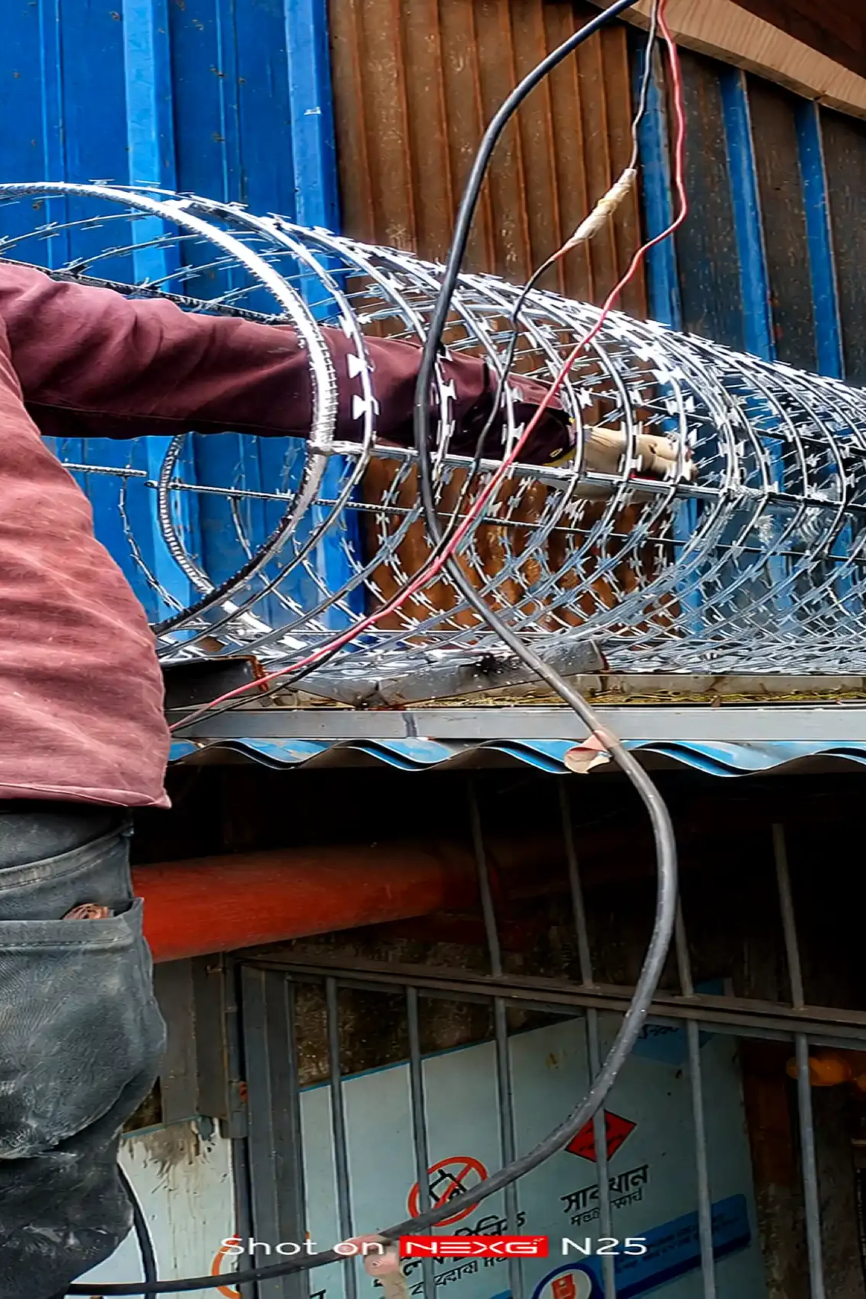 barbed_wire_installation_2560x1707